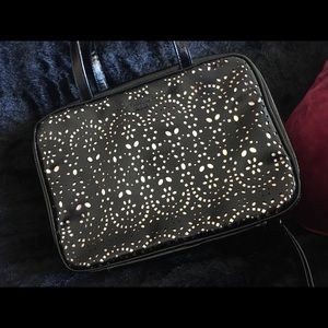 🌺🗝🖤VICTORIAS SECRET BLACK LASER CUT ROSE GOLD METALLIC CASE🖤🗝🌺